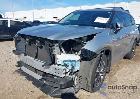 2021 Toyota Highlander Xle z USA, uszkodzony, nr VIN 5TDGZRAH1MS048820